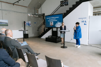 Zwei Frauen sprechen auf der Bühne